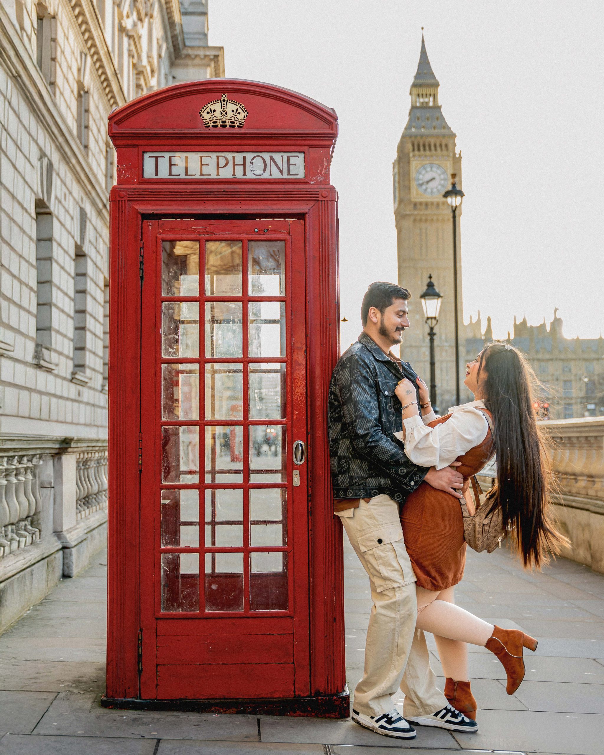 Cinematic-london-photoshoot-and-pro-reels-at-tower-bridge-red-telephone-box